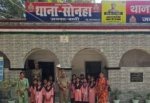 सोनहा थाने की थानाध्यक्ष बनी छात्रा:नरखोरिया की छात्रा ने एक घंटे सुनी फरियादियों की शिकायतें, समझी पुलिस की कार्यप्रणाली सोनहा थाने की थानाध्यक्ष बनी छात्रा:नरखोरिया की छात्रा ने एक घंटे सुनी फरियादियों की शिकायतें, समझी पुलिस की कार्यप्रणाली
