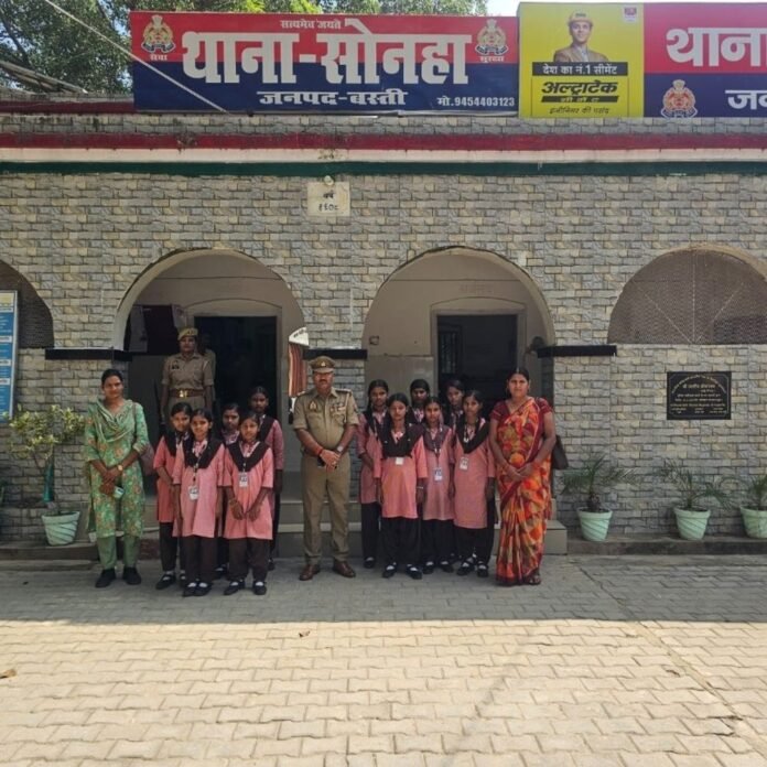 c8790bd3-65bc-414a-9ffd-65ff32f92fed_1792052502438.jpg सोनहा थाने की थानाध्यक्ष बनी छात्रा:नरखोरिया की छात्रा ने एक घंटे सुनी फरियादियों की शिकायतें, समझी पुलिस की कार्यप्रणाली