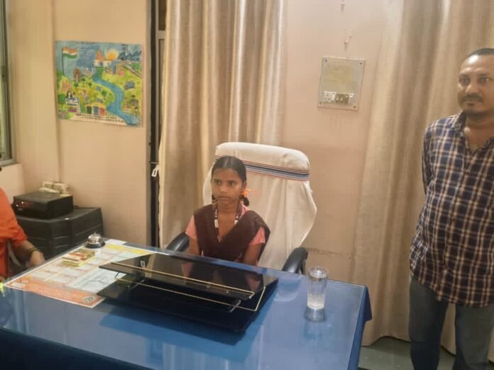c8e8b1c8-fb9b-4ec4-bbd4-0aa6b822ef7d_1791891492772.jpg Class 8 Student Karishma Becomes One Day BEO