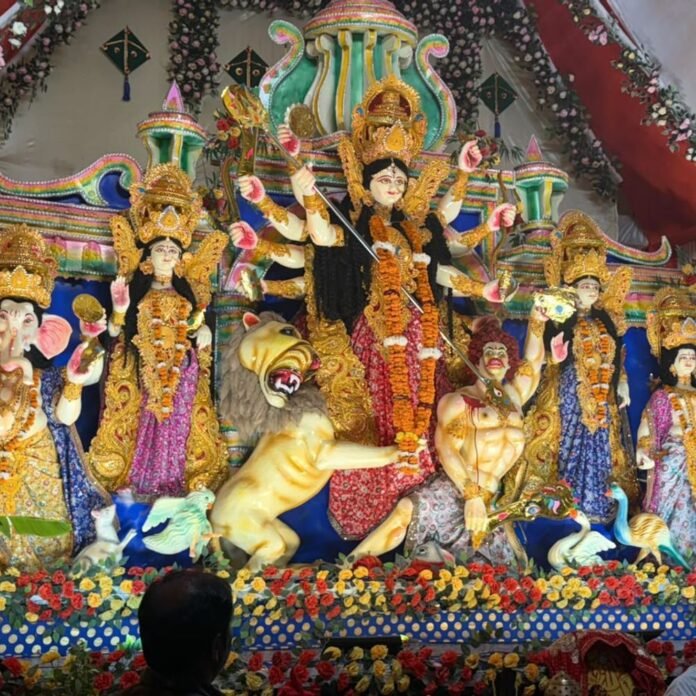नानपारा के कमचियारा में मां दुर्गा जी की भव्य पूजा:श्री नवरात्र दुर्गा पूजा समिति ने विधि-विधान से की आरती और भजन पंडाल जगमगाया