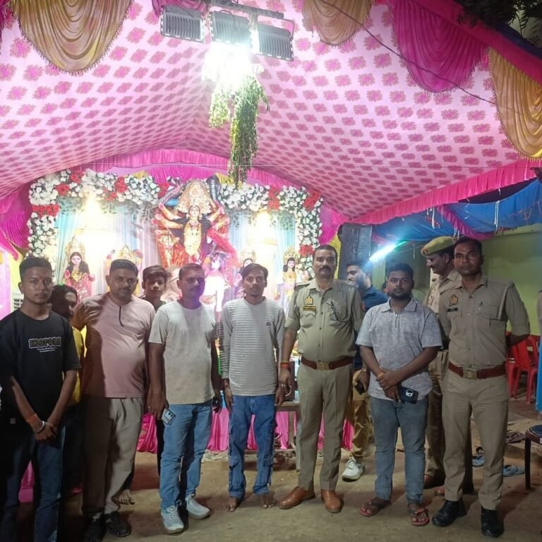 कैसरगंज में थाना प्रभारी ने विसर्जन स्थलों का किया निरीक्षण:भैरोघाट और बरुहाघाट का जायजा लिया, पंडालों में पुलिसकर्मी तैनात