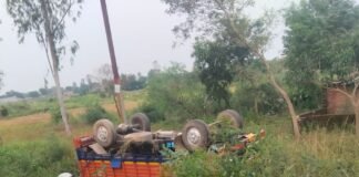 बहराइच में छुट्टा पशुओं को बचाने में पिकअप पलटी:केले से लदी गाड़ी क्षतिग्रस्त, कोई जनहानि नहीं बहराइच में छुट्टा पशुओं को बचाने में पिकअप पलटी:केले से लदी गाड़ी क्षतिग्रस्त, कोई जनहानि नहीं