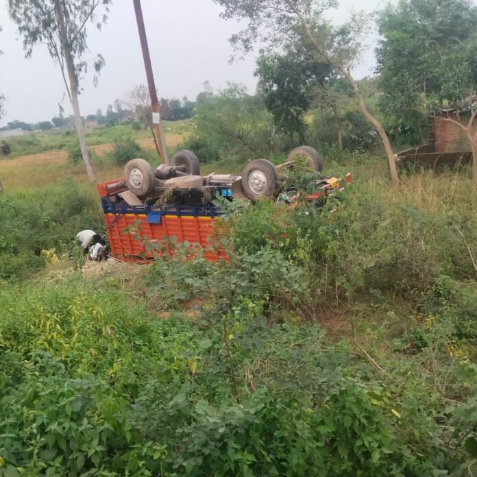 बहराइच में छुट्टा पशुओं को बचाने में पिकअप पलटी:केले से लदी गाड़ी क्षतिग्रस्त, कोई जनहानि नहीं
