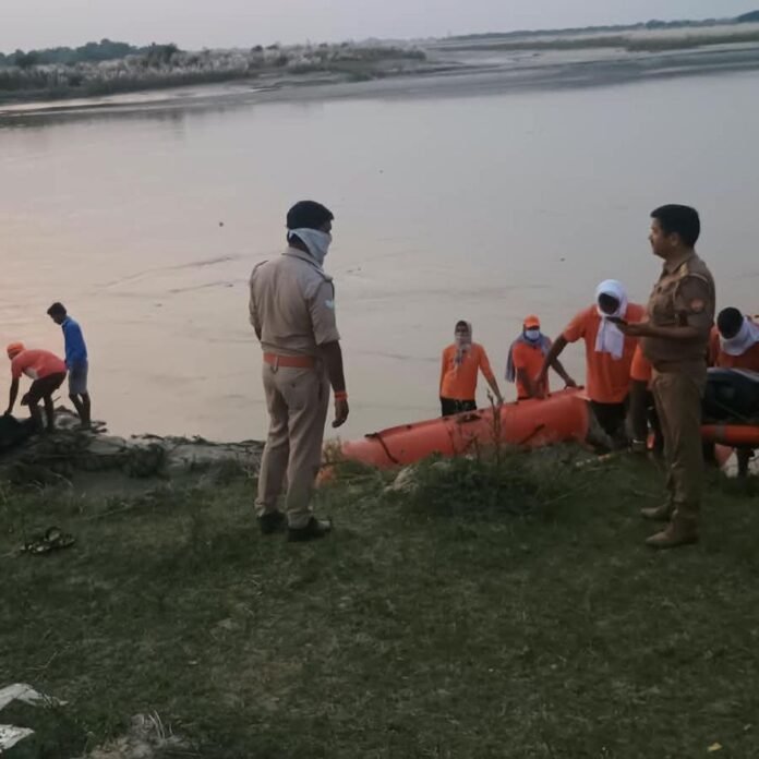 cae9d0c2-d13b-456d-ab50-6ef98209256c_1792070121412.jpg लापता किशोर का शव राप्ती नदी में मिला:बलरामपुर और इकौना पुलिस ने बरामद किया, परिवार में मचा कोहराम