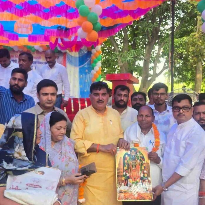 हर्रैया विधायक ने सेवानिवृत्त शिक्षकों का सम्मान किया:बोले- शिक्षक राष्ट्र के भविष्य के निर्माता, समस्याओं के जल्द समाधान का आश्वासन दिया