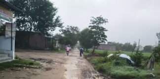 बस्ती में एक किलोमीटर सड़क टूटी:मैनीक्योर चौराहे से गंधार तक लोगों को आने-जाने में परेशानी, बारिश में बढ़ रही दिक्कत बस्ती में एक किलोमीटर सड़क टूटी:मैनीक्योर चौराहे से गंधार तक लोगों को आने-जाने में परेशानी, बारिश में बढ़ रही दिक्कत