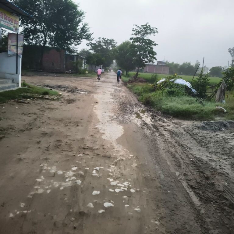 बस्ती में एक किलोमीटर सड़क टूटी:मैनीक्योर चौराहे से गंधार तक लोगों को आने-जाने में परेशानी, बारिश में बढ़ रही दिक्कत