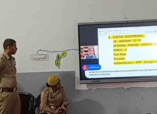 एस एस इंटर कॉलेज में छात्रों को मिशन शक्ति और:सिंदुरिया थाने के एसएचओ ने महिला सुरक्षा और ऑनलाइन धोखाधड़ी से बचाव बताया एस एस इंटर कॉलेज में छात्रों को मिशन शक्ति और:सिंदुरिया थाने के एसएचओ ने महिला सुरक्षा और ऑनलाइन धोखाधड़ी से बचाव बताया