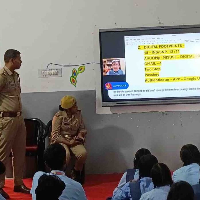 एस एस इंटर कॉलेज में छात्रों को मिशन शक्ति और:सिंदुरिया थाने के एसएचओ ने महिला सुरक्षा और ऑनलाइन धोखाधड़ी से बचाव बताया
