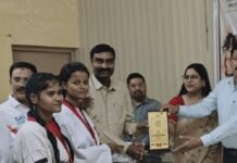 बहराइच में अंतरमहाविद्यालयीय बॉक्सिंग प्रतियोगिता का समापन:डीएम राजेश कुमार पाण्डेय ने विजेताओं को मेडल दिए, खिलाड़ियों ने दिखाया दमखम बहराइच में अंतरमहाविद्यालयीय बॉक्सिंग प्रतियोगिता का समापन:डीएम राजेश कुमार पाण्डेय ने विजेताओं को मेडल दिए, खिलाड़ियों ने दिखाया दमखम