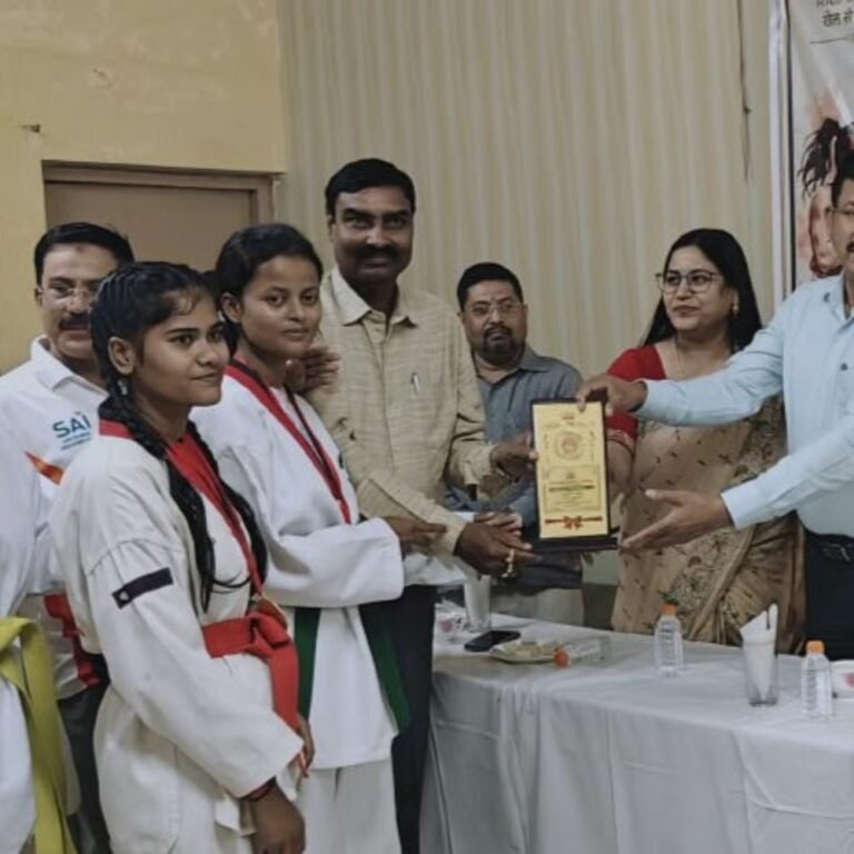 बहराइच में अंतरमहाविद्यालयीय बॉक्सिंग प्रतियोगिता का समापन:डीएम राजेश कुमार पाण्डेय ने विजेताओं को मेडल दिए, खिलाड़ियों ने दिखाया दमखम