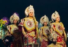 मां दुर्गा के पंडालों में उमड़ा आस्था का सैलाब:भव्य सजावट और झांकियां बनीं आकर्षण का केंद्र, देर रात तक दर्शन को पहुंचे श्रद्धालु मां दुर्गा के पंडालों में उमड़ा आस्था का सैलाब:भव्य सजावट और झांकियां बनीं आकर्षण का केंद्र, देर रात तक दर्शन को पहुंचे श्रद्धालु