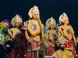 मां दुर्गा के पंडालों में उमड़ा आस्था का सैलाब:भव्य सजावट और झांकियां बनीं आकर्षण का केंद्र, देर रात तक दर्शन को पहुंचे श्रद्धालु मां दुर्गा के पंडालों में उमड़ा आस्था का सैलाब:भव्य सजावट और झांकियां बनीं आकर्षण का केंद्र, देर रात तक दर्शन को पहुंचे श्रद्धालु