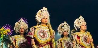मां दुर्गा के पंडालों में उमड़ा आस्था का सैलाब:भव्य सजावट और झांकियां बनीं आकर्षण का केंद्र, देर रात तक दर्शन को पहुंचे श्रद्धालु मां दुर्गा के पंडालों में उमड़ा आस्था का सैलाब:भव्य सजावट और झांकियां बनीं आकर्षण का केंद्र, देर रात तक दर्शन को पहुंचे श्रद्धालु