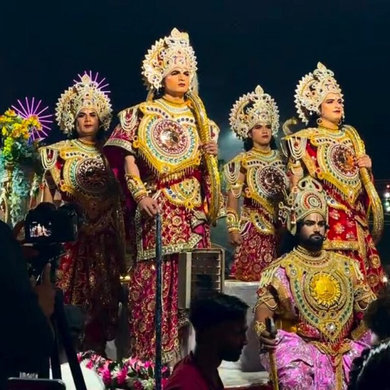 मां दुर्गा के पंडालों में उमड़ा आस्था का सैलाब:भव्य सजावट और झांकियां बनीं आकर्षण का केंद्र, देर रात तक दर्शन को पहुंचे श्रद्धालु
