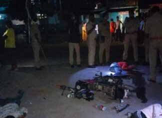 दुर्गा पूजा देखकर लौट रहे तीन युवकों की मौत:सिद्धार्थनगर में अज्ञात वाहन ने बाइक को मारी टक्कर, चालक फरार दुर्गा पूजा देखकर लौट रहे तीन युवकों की मौत:सिद्धार्थनगर में अज्ञात वाहन ने बाइक को मारी टक्कर, चालक फरार