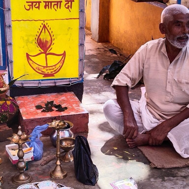 दतलूपुर के श्री जय सम्मय माई मंदिर में पूजा शुरू:कलश स्थापना के साथ नौ दिवसीय उत्सव का शुभारंभ, भक्तिमय माहौल