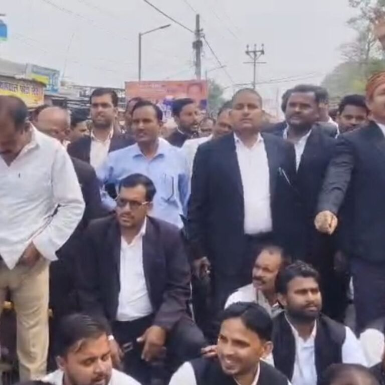 श्रावस्ती में अधिवक्ताओं ने सड़क जाम किया:1 नवंबर से प्रस्तावित पायलट प्रोजेक्ट वापस लेने की मांग, बहिष्कार की चेतावनी