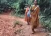 बीमार बेटे को बचाने 3 घंटे पैदल चली मां, रास्ते में ही मासूम की मौत