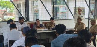 समाधान दिवस में एसडीएम ने सुनीं फरियादियों की समस्याएं:शिकायतों के त्वरित निस्तारण के निर्देश, भूमि विवाद में संयुक्त जांच पर जोर समाधान दिवस में एसडीएम ने सुनीं फरियादियों की समस्याएं:शिकायतों के त्वरित निस्तारण के निर्देश, भूमि विवाद में संयुक्त जांच पर जोर