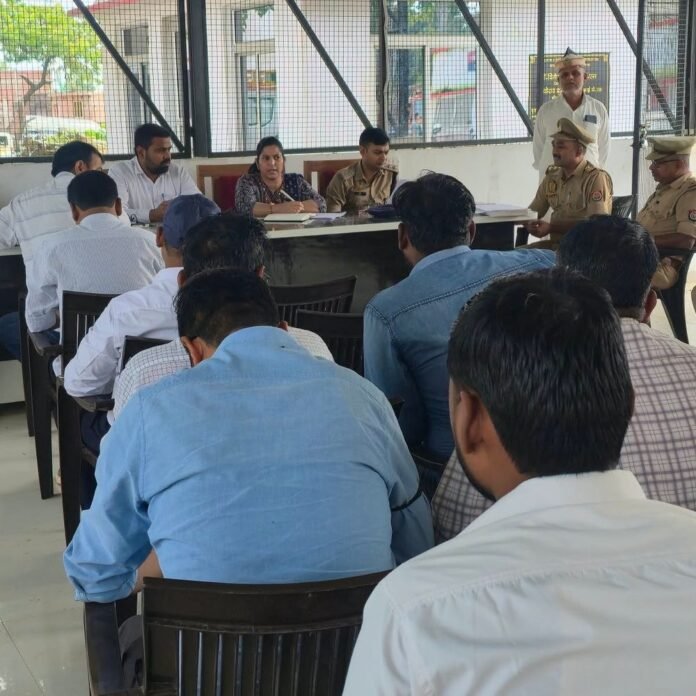समाधान दिवस में एसडीएम ने सुनीं फरियादियों की समस्याएं:शिकायतों के त्वरित निस्तारण के निर्देश, भूमि विवाद में संयुक्त जांच पर जोर