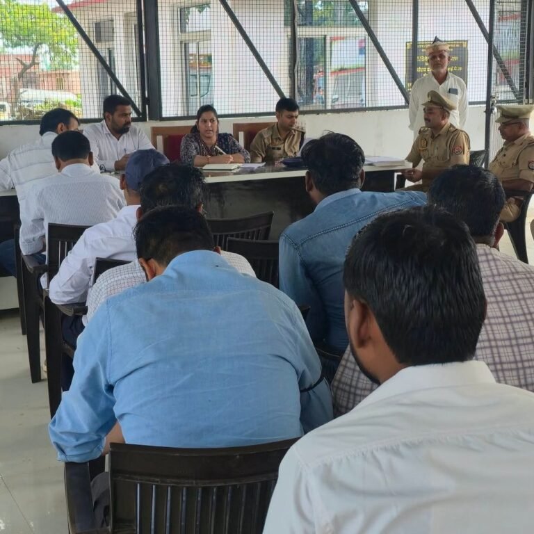 समाधान दिवस में एसडीएम ने सुनीं फरियादियों की समस्याएं:शिकायतों के त्वरित निस्तारण के निर्देश, भूमि विवाद में संयुक्त जांच पर जोर