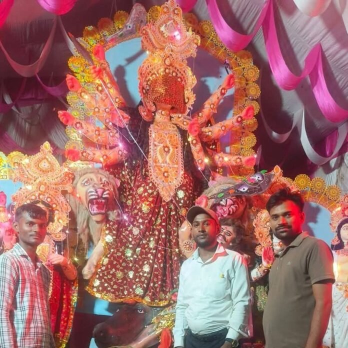 मंगुवां में मां कात्यायनी की पूजा, दुर्गा पंडालों में उमड़ी:नवरात्रि के छठे दिन गूंजे मां के जयकारे, भक्तिमय हुआ माहौल