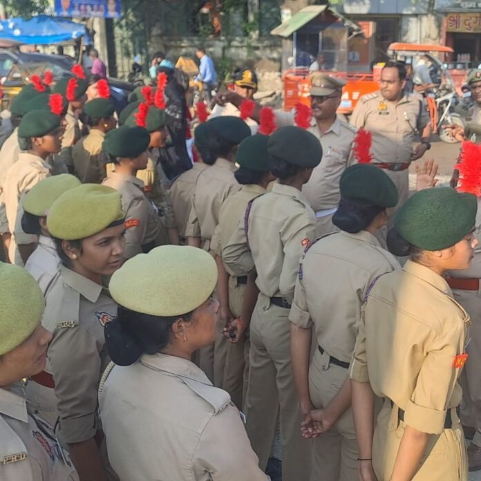 छात्राओं ने जाना थाने का कामकाज:बलरामपुर में महिला पुलिस और NCC कैडेट्स ने चलाया जागरूकता अभियान