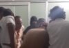 पेट्रोल पंप के पास बाइक अनियंत्रित होकर गड्ढे में गिरी:जमुनहा में पति-पत्नी घायल, सामने से आ रहे वाहन को बचाने में हादसा