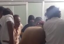 पेट्रोल पंप के पास बाइक अनियंत्रित होकर गड्ढे में गिरी:जमुनहा में पति-पत्नी घायल, सामने से आ रहे वाहन को बचाने में हादसा