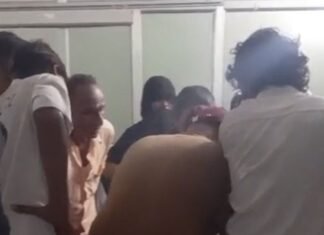 पेट्रोल पंप के पास बाइक अनियंत्रित होकर गड्ढे में गिरी:जमुनहा में पति-पत्नी घायल, सामने से आ रहे वाहन को बचाने में हादसा