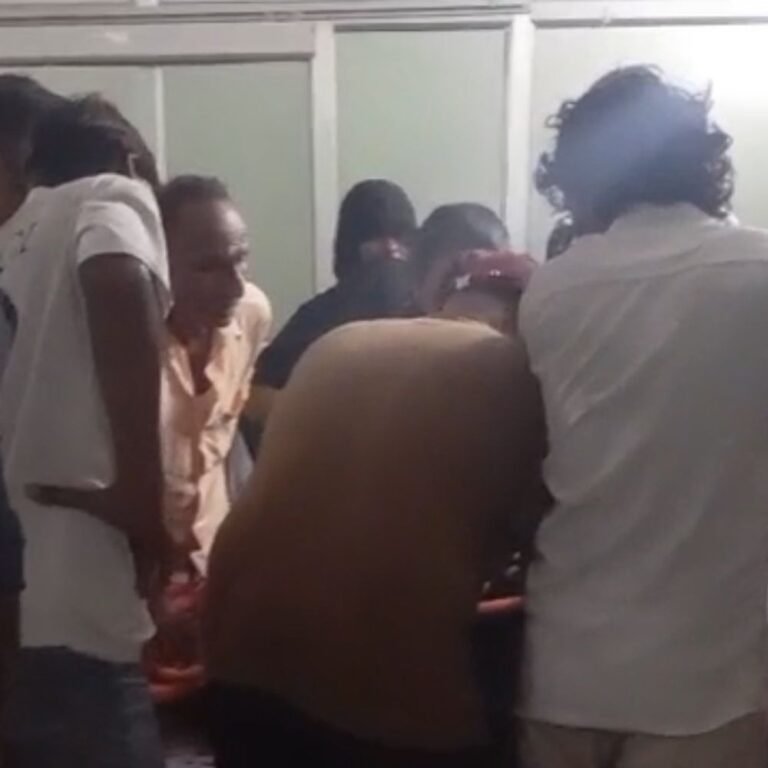 पेट्रोल पंप के पास बाइक अनियंत्रित होकर गड्ढे में गिरी:जमुनहा में पति-पत्नी घायल, सामने से आ रहे वाहन को बचाने में हादसा