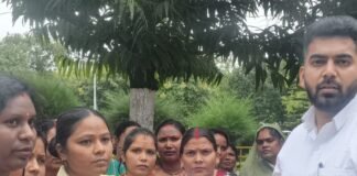 महराजगंज में बैंक सखियों ने मानदेय बढ़ाने की मांग की:डीएम को ज्ञापन सौंपा, 5,000 रुपये में परिवार चलाना मुश्किल महराजगंज में बैंक सखियों ने मानदेय बढ़ाने की मांग की:डीएम को ज्ञापन सौंपा, 5,000 रुपये में परिवार चलाना मुश्किल