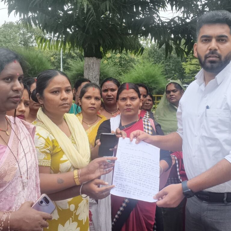 महराजगंज में बैंक सखियों ने मानदेय बढ़ाने की मांग की:डीएम को ज्ञापन सौंपा, 5,000 रुपये में परिवार चलाना मुश्किल