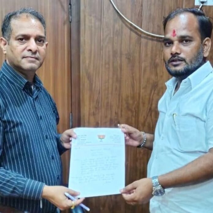 सिसवा सीएचसी में अल्ट्रासाउंड और महिला डॉक्टर का इंतजार:अधीक्षक को एमएलसी प्रतिनिधि ने सौंपा ज्ञापन