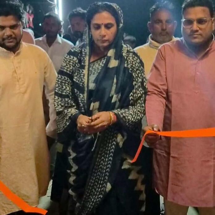 समाजसेविका पूजा पाल निखोरिया में दुर्गा पूजा कार्यक्रम में शामिल:खेसरहा क्षेत्र में शारदीय नवरात्र पर मां दुर्गा के दर्शन कर लिया आशीर्वाद