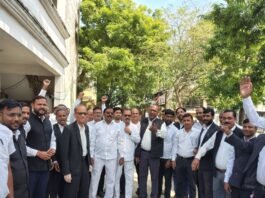 वकीलों ने न्यायिक कार्य का बहिष्कार कर विरोध का फैसला:महाराजगंज और फरेंदा बार एसोसिएशन ने अधिवक्ता सुरक्षा समेत 5 मांगों पर जताई नाराजगी