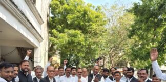वकीलों ने न्यायिक कार्य का बहिष्कार कर विरोध का फैसला:महाराजगंज और फरेंदा बार एसोसिएशन ने अधिवक्ता सुरक्षा समेत 5 मांगों पर जताई नाराजगी वकीलों ने न्यायिक कार्य का बहिष्कार कर विरोध का फैसला:महाराजगंज और फरेंदा बार एसोसिएशन ने अधिवक्ता सुरक्षा समेत 5 मांगों पर जताई नाराजगी
