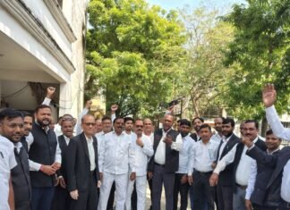 वकीलों ने न्यायिक कार्य का बहिष्कार कर विरोध का फैसला:महाराजगंज और फरेंदा बार एसोसिएशन ने अधिवक्ता सुरक्षा समेत 5 मांगों पर जताई नाराजगी वकीलों ने न्यायिक कार्य का बहिष्कार कर विरोध का फैसला:महाराजगंज और फरेंदा बार एसोसिएशन ने अधिवक्ता सुरक्षा समेत 5 मांगों पर जताई नाराजगी