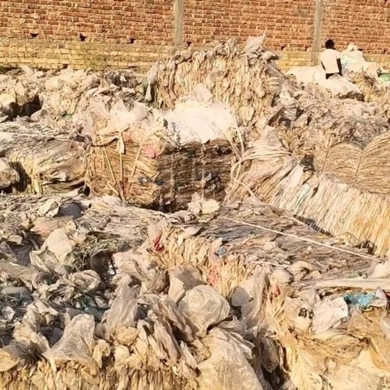 नेपाल से स्क्रैप और मेडिकल वेस्ट भारत में खपाया जा:पगडंडियों के रास्ते ठेलों से हो रही तस्करी, पुलिस ने दिए कार्रवाई के निर्देश