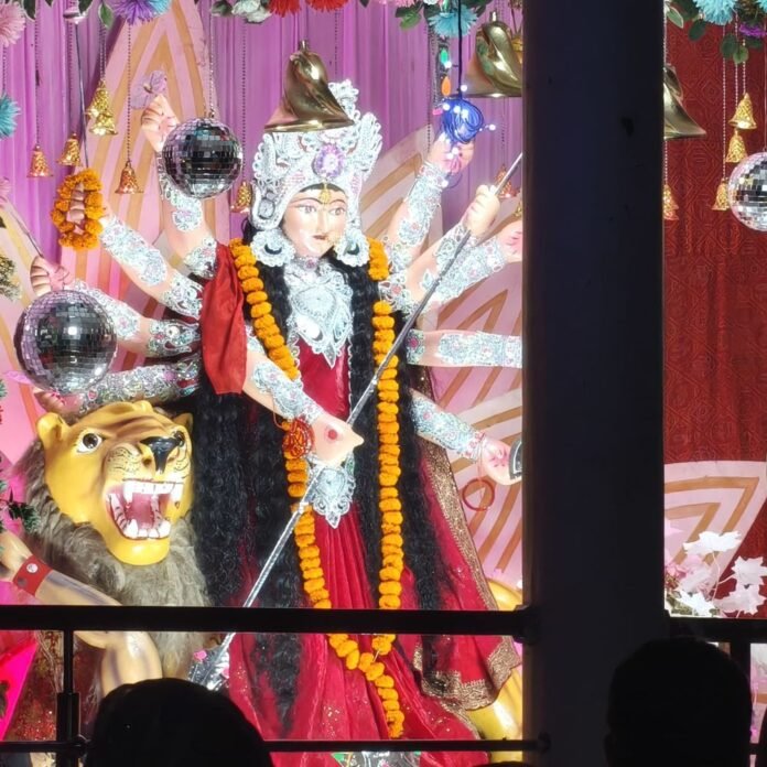 शारदीय नवरात्रि पर मंदिरों में उमड़ी भक्तों की भीड़:रिसिया-बहराइच में नगर और ग्रामीण इलाकों में भक्तिमय हुआ माहौल, प्रतिमाओं की पट्टियां खोली गईं