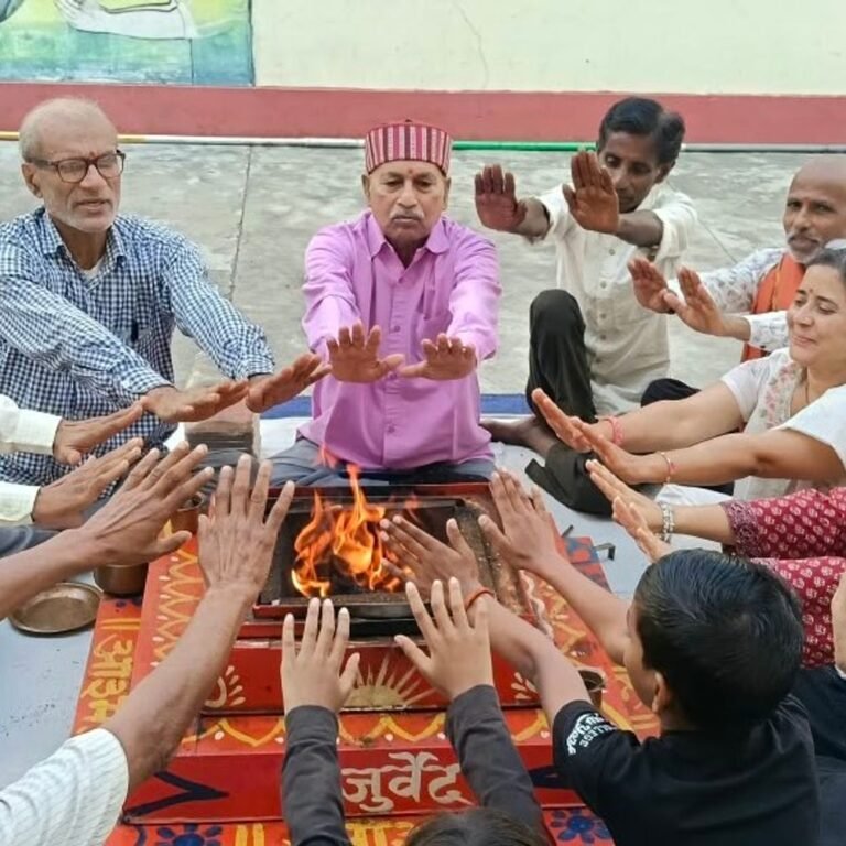 आर्य समाज नई बाजार में शारदीय नवरात्र पर वैदिक यज्ञ:विचार गोष्ठी का आयोजन, समाज कल्याण के लिए आहुतियां दी गईं