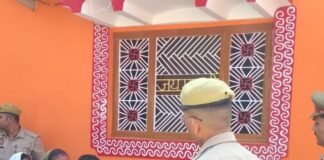 पनियरा पुलिस ने महिलाओं को कानूनी अधिकारों-सुरक्षा की जानकारी:गोनहा मंदिर में जागरूकता अभियान चलाकर नए कानूनों और सरकारी योजनाओं से अवगत कराया पनियरा पुलिस ने महिलाओं को कानूनी अधिकारों-सुरक्षा की जानकारी:गोनहा मंदिर में जागरूकता अभियान चलाकर नए कानूनों और सरकारी योजनाओं से अवगत कराया