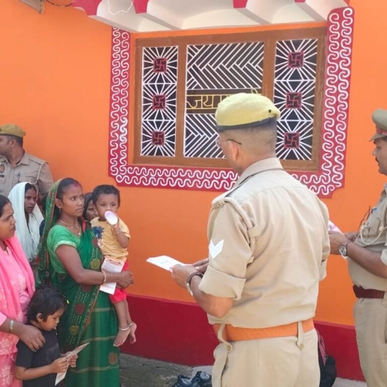 पनियरा पुलिस ने महिलाओं को कानूनी अधिकारों-सुरक्षा की जानकारी:गोनहा मंदिर में जागरूकता अभियान चलाकर नए कानूनों और सरकारी योजनाओं से अवगत कराया