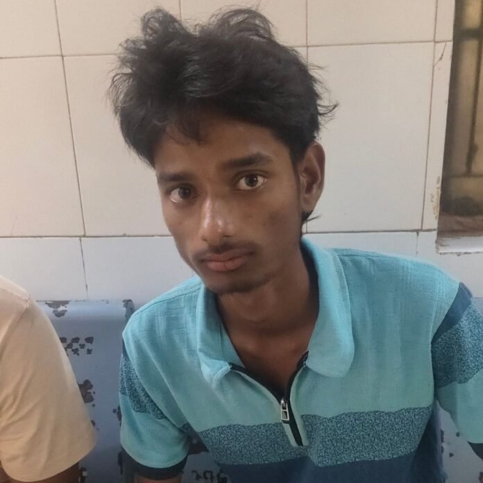 पेशाब करने गए युवक को सांप ने काटा:मिहींपुरवा के पाठकपुरवा में हुई घटना, सामुदायिक स्वास्थ्य केंद्र मोतीपुर में भर्ती