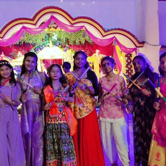 माता की आरती मे डांडिया नाइट का आयोजन:रिसिया-बहराइच के मंदिरों में विशेष कार्यक्रम, युवाओं-महिलाओं की भीड़ उमड़ी