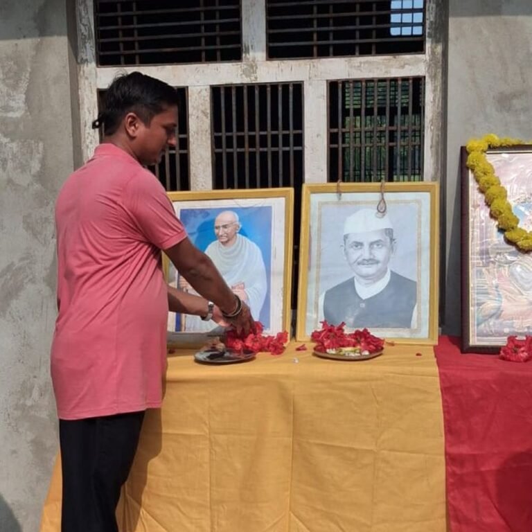 जमुनहा में गांधी जयंती धूमधाम से मनाई गई:सरकारी दफ्तरों और स्कूलों में हुए कार्यक्रम, बच्चों को बांटी मिठाइयां