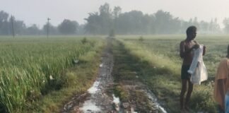 श्रावस्ती में मुख्य संपर्क मार्ग टूटा:महू रनिया से इकौना जाने वाला रास्ता बंद, ग्रामीणों ने प्रशासन से मदद मांगी