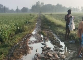 श्रावस्ती में मुख्य संपर्क मार्ग टूटा:महू रनिया से इकौना जाने वाला रास्ता बंद, ग्रामीणों ने प्रशासन से मदद मांगी