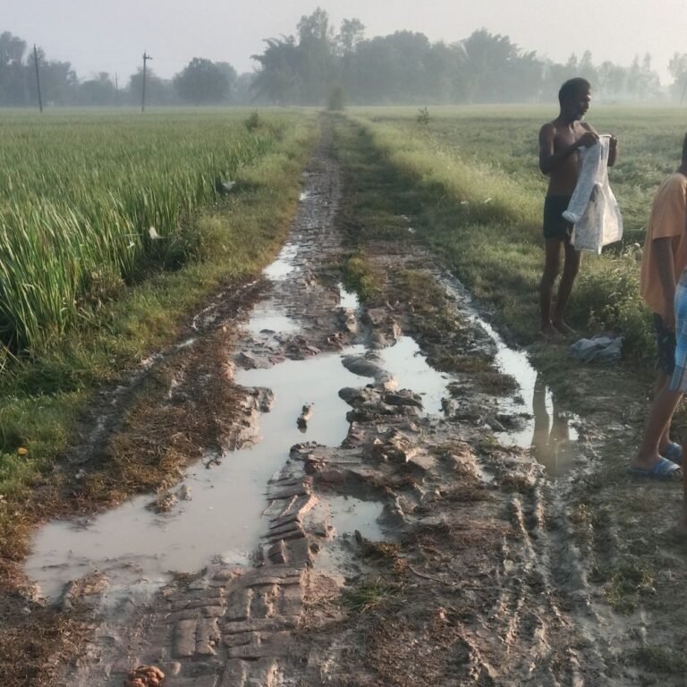 श्रावस्ती में मुख्य संपर्क मार्ग टूटा:महू रनिया से इकौना जाने वाला रास्ता बंद, ग्रामीणों ने प्रशासन से मदद मांगी